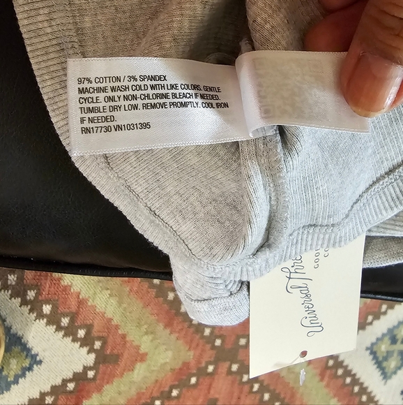 Universal Thread Scoop Neck Ribbed Grey Fitted Crop T-Shirt Size Small NWT - Picture 6 of 6